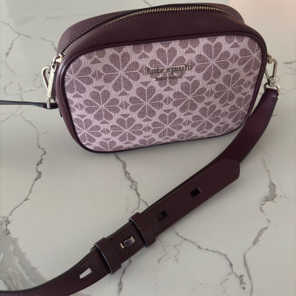 Kate Spade ♠️ Crossbody Bag with Floral DesignFlower
Medium Camera Bag In Pink - Picture 4 of 11